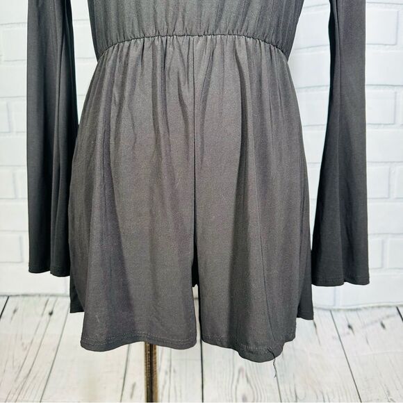10/$25🦋 Pinc Long Sleeve Black Keyhole Romper - Size Small - Picture 4 of 13